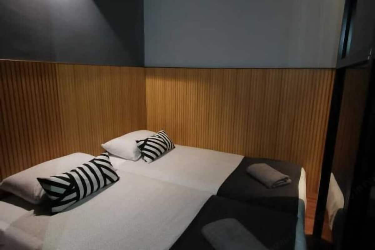 4 bedrooms, iron/ironing board, bed sheets