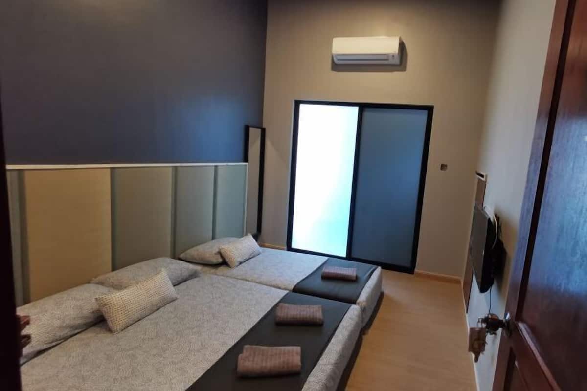 4 bedrooms, iron/ironing board, bed sheets