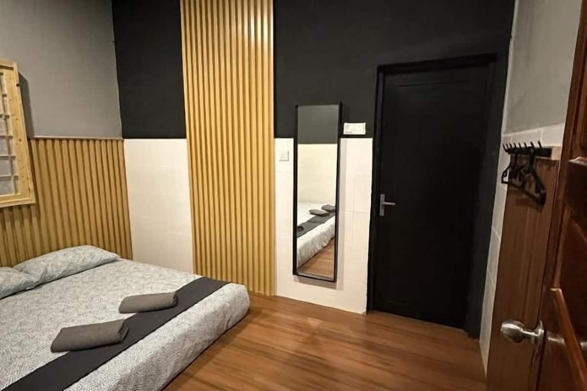 4 bedrooms, iron/ironing board, bed sheets