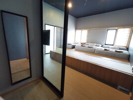 Tabla de planchar con plancha y ropa de cama 