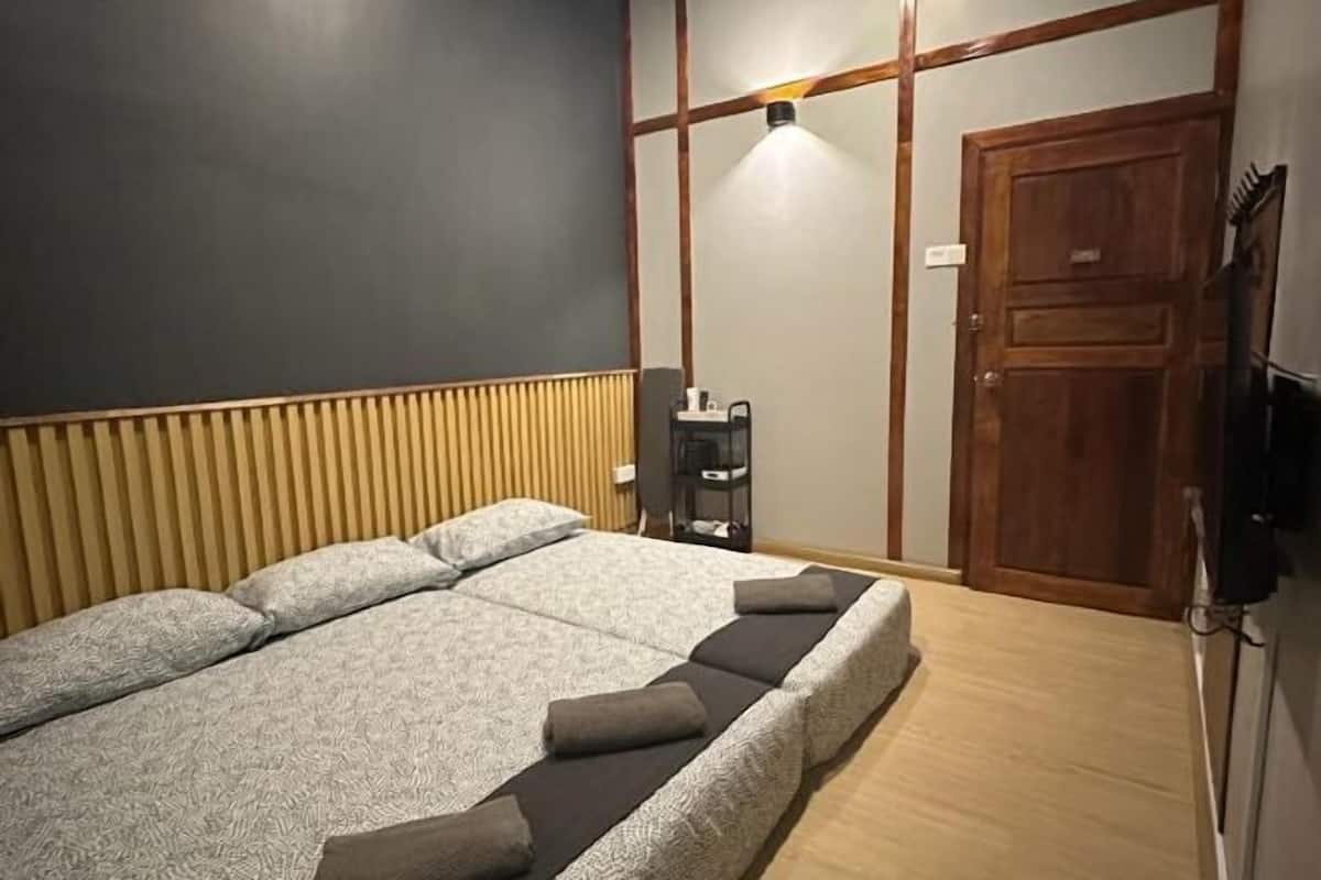 4 bedrooms, iron/ironing board, bed sheets