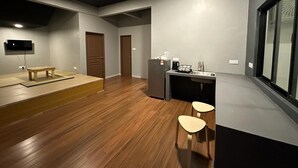 Een moderne keuken met een ingebouwde kookplaat, een kleine koelkast en een raam.