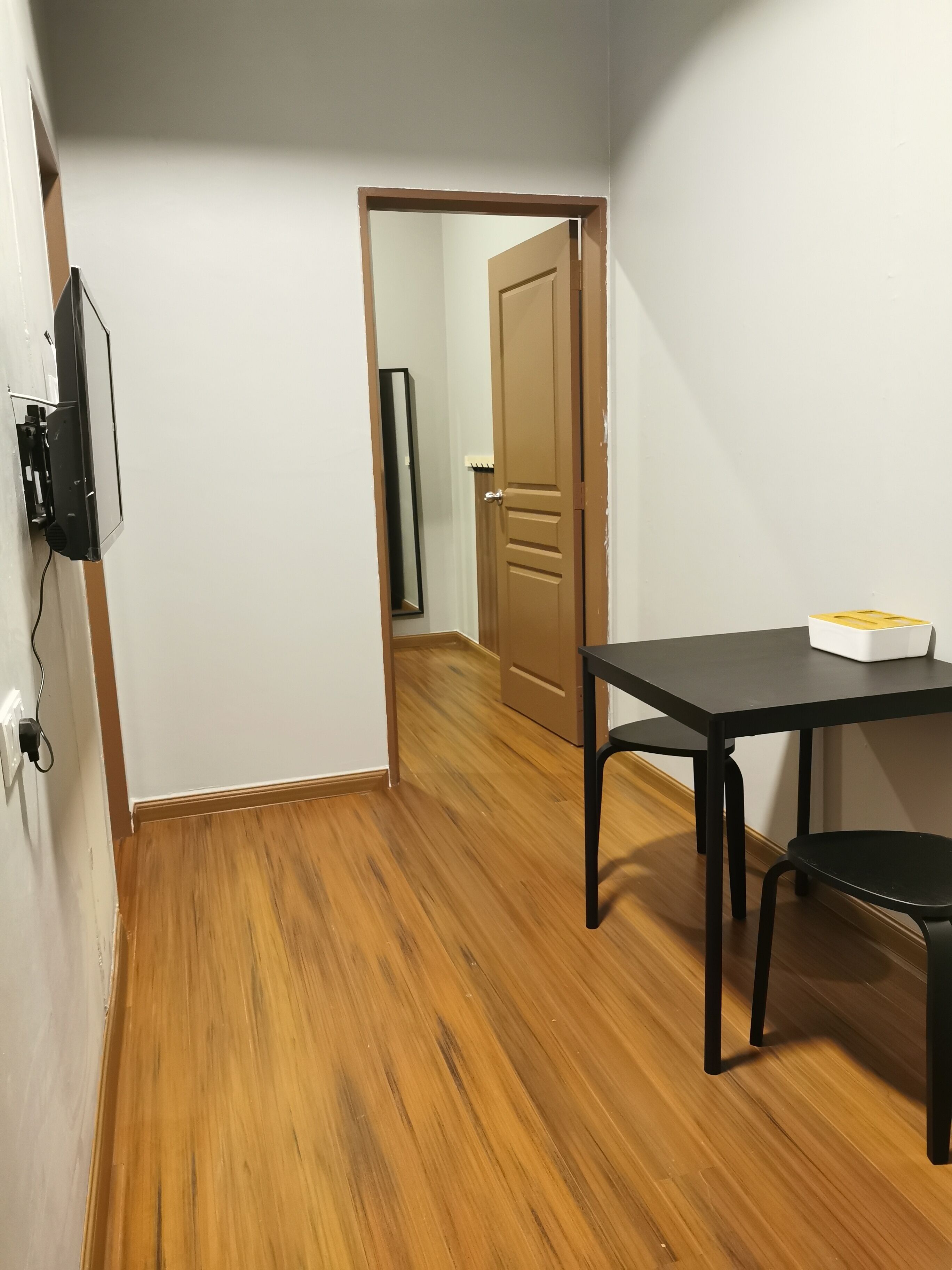 Iron/ironing board, bed sheets