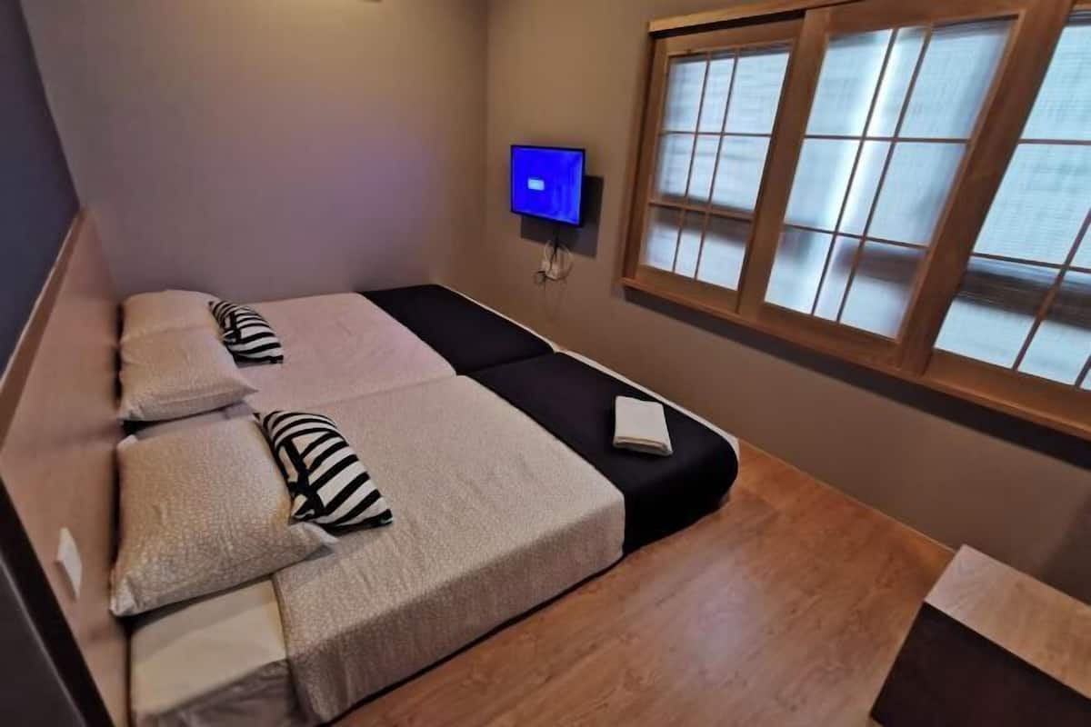 4 bedrooms, iron/ironing board, bed sheets
