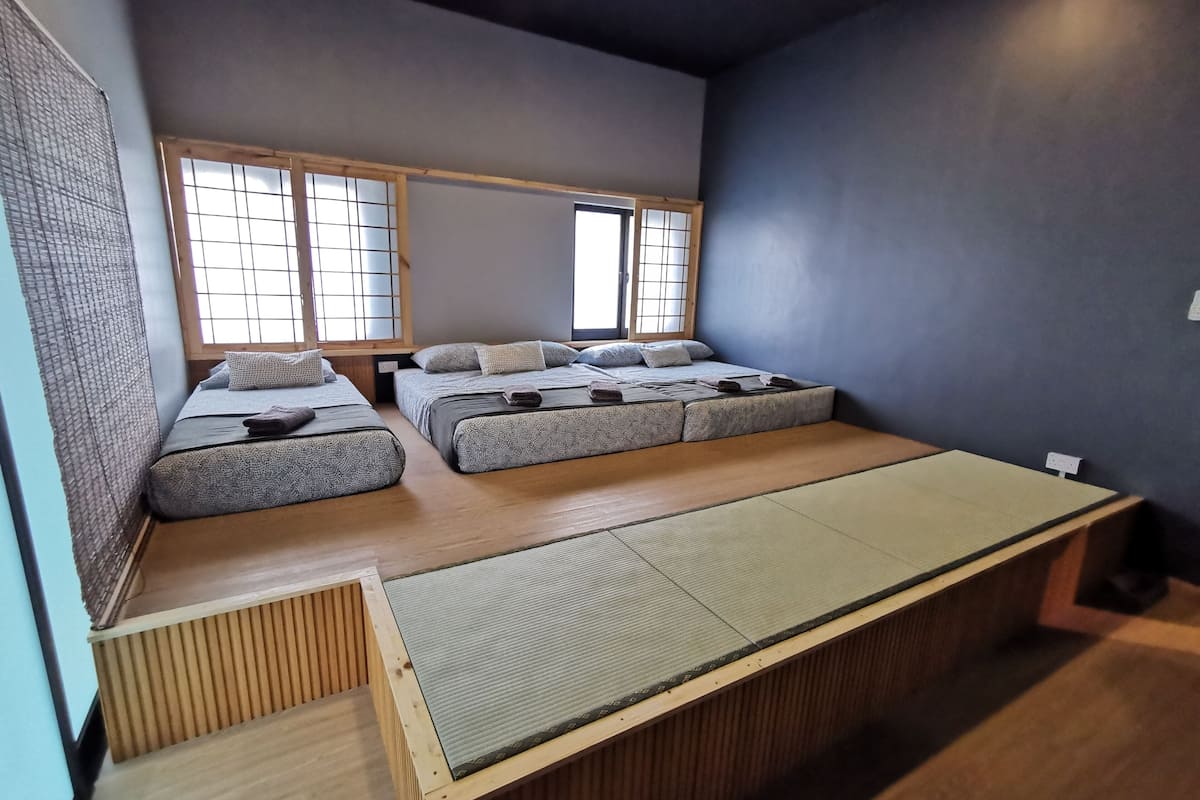 Een traditionele Japanse kamer met tatami vloeren, twee tatami matten en een laag houten platform.