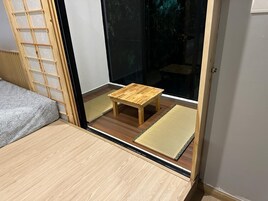 Tabla de planchar con plancha y ropa de cama 