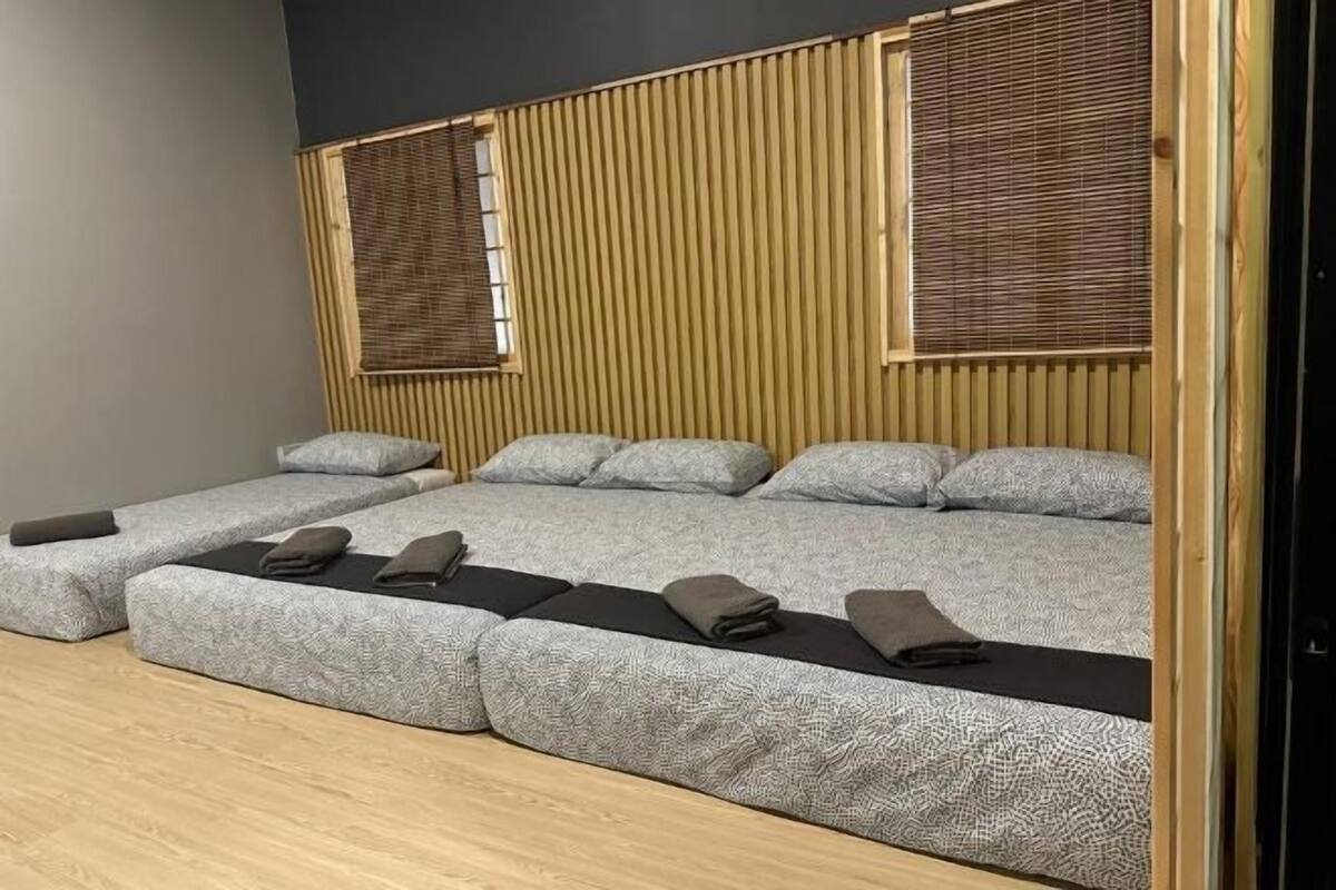 4 bedrooms, iron/ironing board, bed sheets