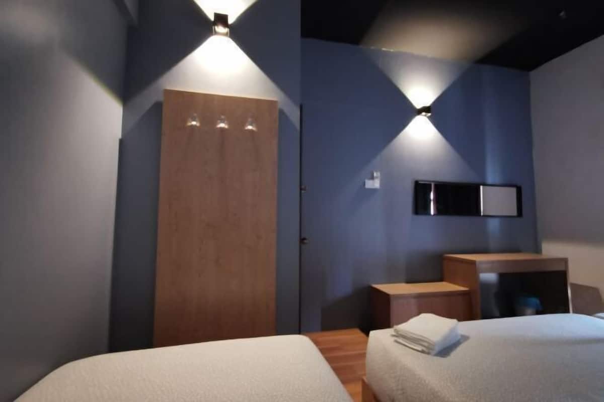 4 bedrooms, iron/ironing board, bed sheets