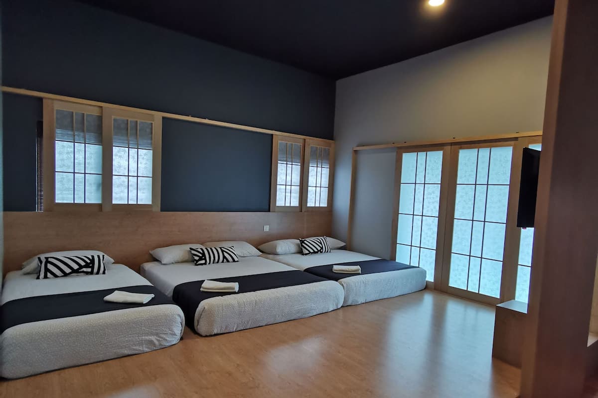 Familiekamer (Japanese 511) | Een strijkplank/strijkijzer, beddengoed