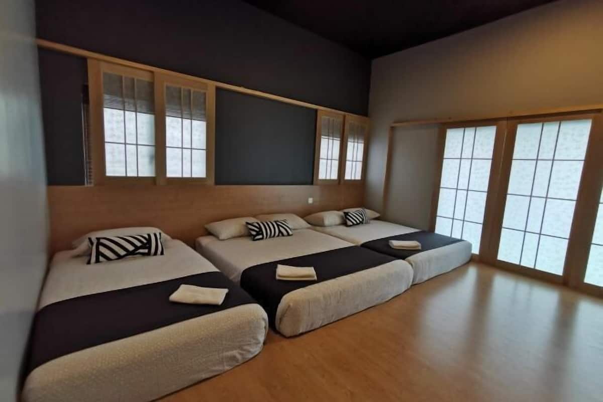 4 bedrooms, iron/ironing board, bed sheets