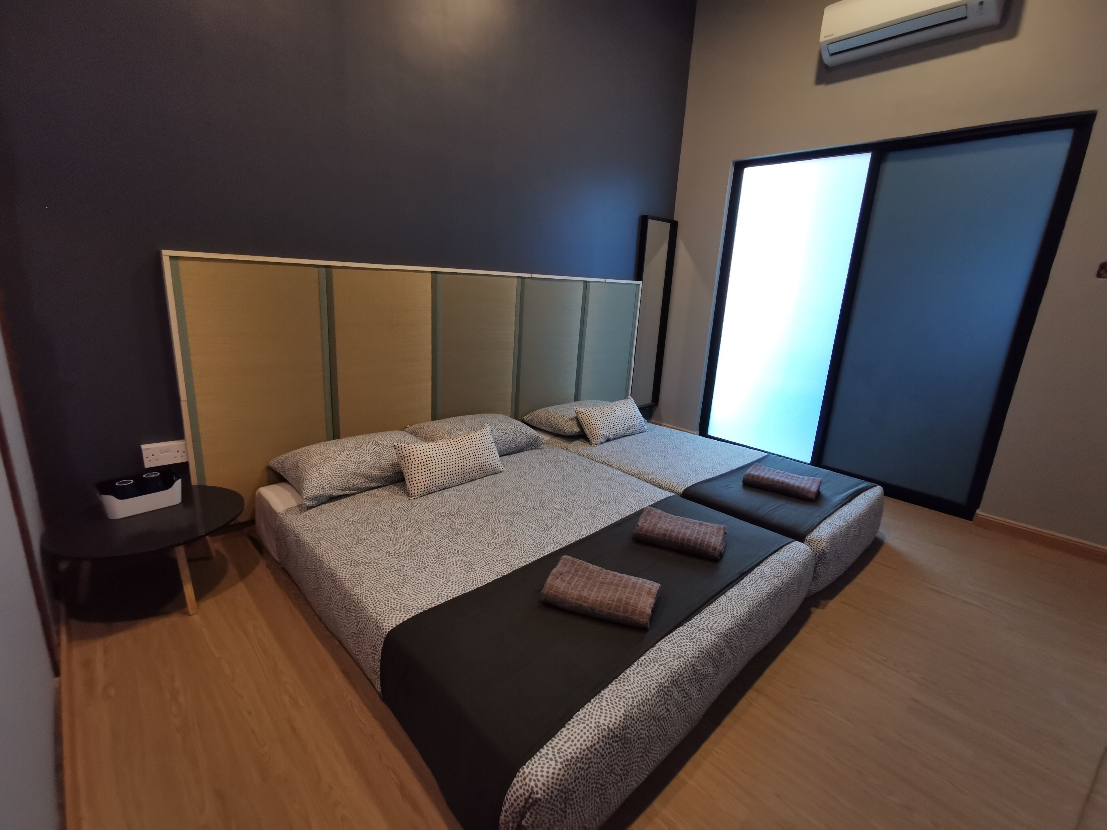 Exclusive Triple Room | Iron/ironing board, bed sheets