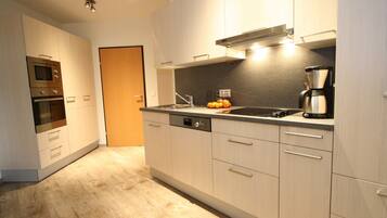 Apartment | Dapur peribadi | Ketuhar gelombang mikro, pembancuh kopi/teh