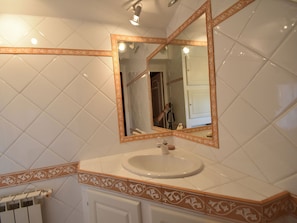 Villa | Bathroom | Shower, towels - Gorgeous Villa in Malaucène With a River Near (Malaucene)