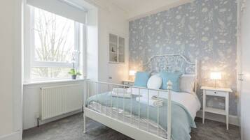 1 dormitori, escriptori, planxa i posts de planxar i wifi