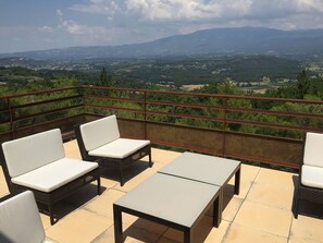 Villa | Balcony - Modern Villa in Blauvac With Swimming Pool (Blauvac)