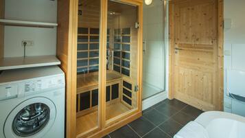 Chalet | Bathroom | Bathtub, towels