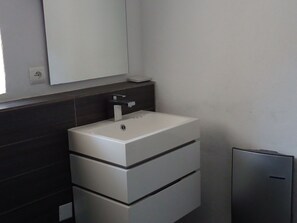 House | Bathroom | Shower - Beautiful House With Dishwasher Near the Popular St. Maxime (Plan-de-la-Tour)