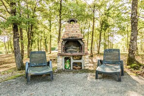 House | Property grounds - Quiet Holiday Home With Shared Pool (Salignac-Eyvignes)