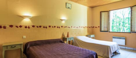 2 bedrooms, individually furnished, iron/ironing board, bed sheets