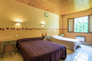 House | 2 bedrooms, individually furnished, iron/ironing board, bed sheets - Quiet Holiday Home With Shared Pool (Salignac-Eyvignes)