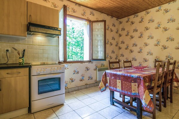 House | Private kitchen | High chair - Quiet Holiday Home With Shared Pool (Salignac-Eyvignes)