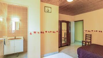 Casa | 2 habitaciones, muebles diferentes y tabla de planchar con plancha