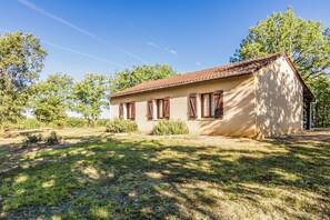 House | Exterior - Quiet Holiday Home With Shared Pool (Salignac-Eyvignes)