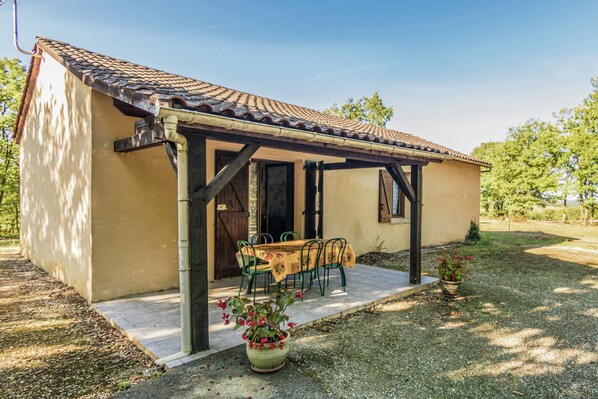 House | Exterior - Quiet Holiday Home With Shared Pool (Salignac-Eyvignes)