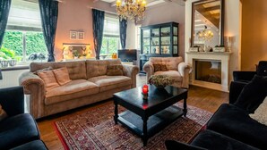 Villa | Wohnzimmer | Kamin, DVD-Player