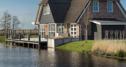 Thatched Villa With a Sauna at Tjeukemeer