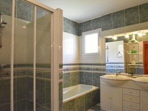 Bathroom - Beautiful Villa on a Hill, Wide Views of the Environment (Berlou)