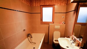 Bathroom - The Luxurious La Gentiane Chalet and Four Minutes From the Village of Saint Jean Daulps (Saint-Jean-d'Aulps)