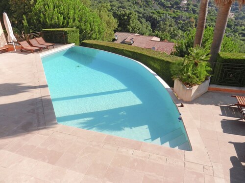 Splendid Villa in Cavalaire sur mer With Heated Pool
