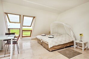 Villa | 9 bedrooms, individually furnished, iron/ironing board, bed sheets - Stately Villa in Wierum with Fantastic Views & Hot Tub (Wierum)