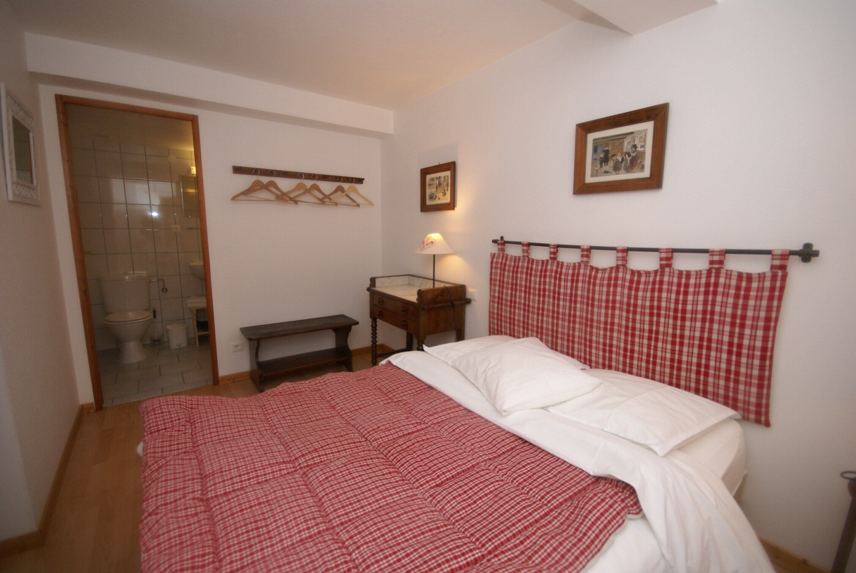 Apartment | 1 bedroom, individually furnished, bed sheets