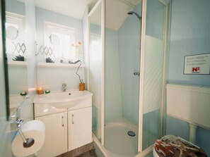 Shower - Nice Chalet with Microwave near Wadden Sea (Tzummarum)