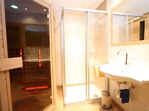 Apartment | Badezimmer | Dusche, Handtücher