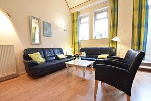 Apartment | Living room - Spacious Coastal Getaway Bergen (Bergen aan Zee)