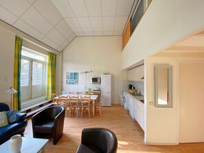 Apartment | Living room - Spacious Coastal Getaway Bergen (Bergen aan Zee)