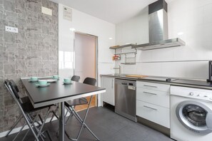 Jääkaappi, uuni, astianpesukone, kahvin-/teenkeitin