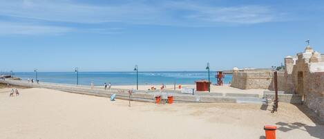 بالقرب من الشاطئ