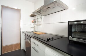 Een koelkast, een oven, een vaatwasser, een koffiezetapparaat/waterkoker