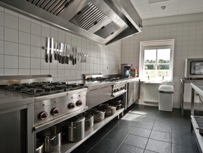 Maison | Cuisine privée | Micro-ondes, plaque de cuisson, cafetière/bouilloire, chaise haute