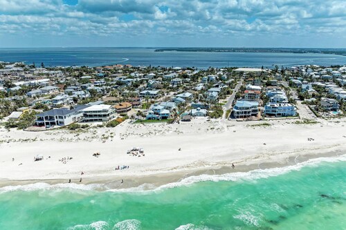 Large Single Level-1 Minute Walk To The Beach-5 minute walk to Restaurant/Shops