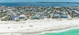 Large Single Level-1 Minute Walk To The Beach-5 minute walk to Restaurant/Shops