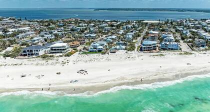 Large Single Level-1 Minute Walk To The Beach-5 minute walk to Restaurant/Shops