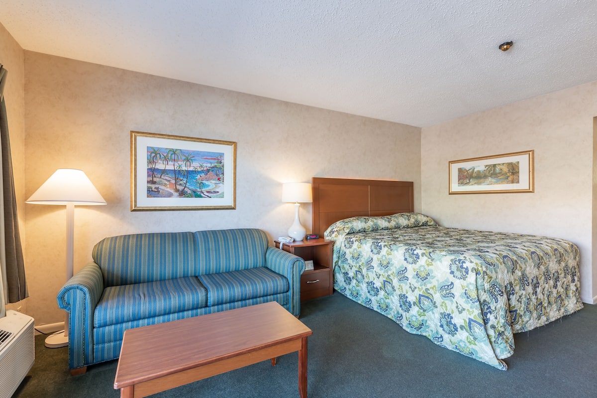 Desk, free cribs/infant beds, free WiFi, bed sheets