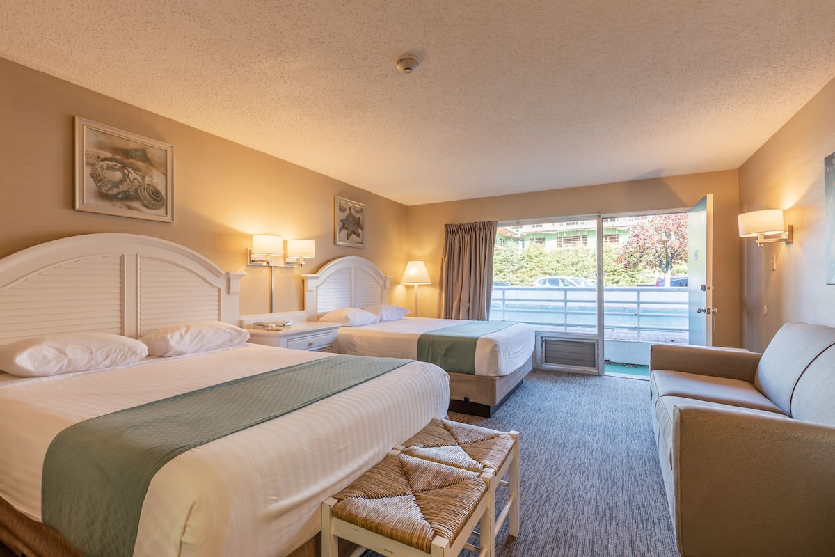 Poolside 2 Queen | Desk, free cribs/infant beds, free WiFi, bed sheets