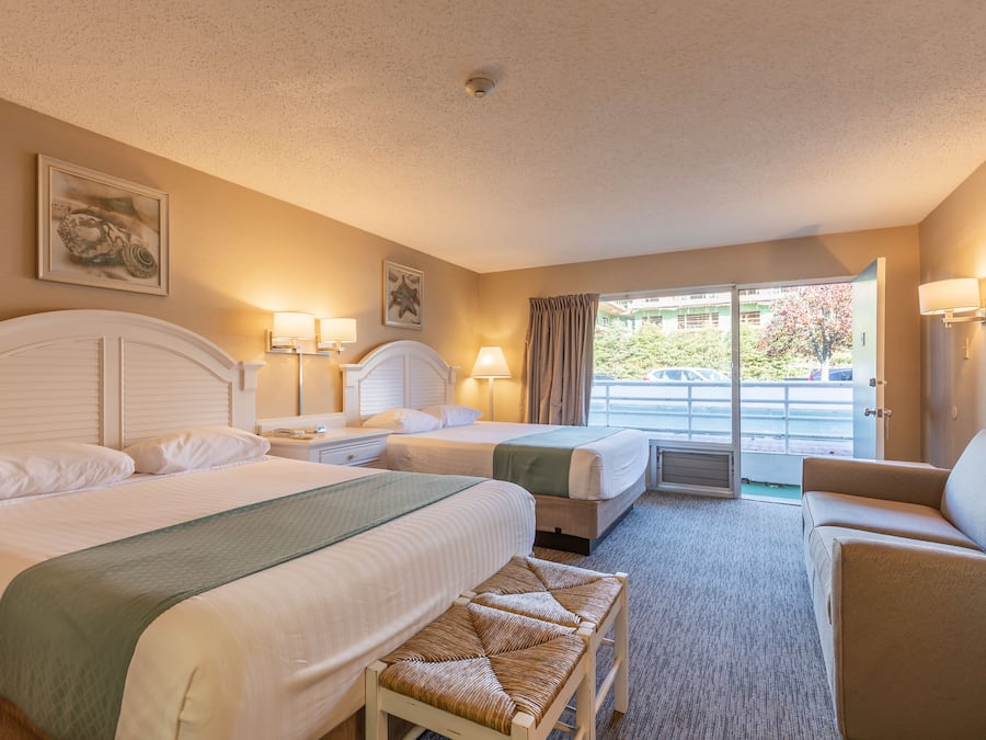 Escritorio, cunas gratuitas, wifi gratis y ropa de cama