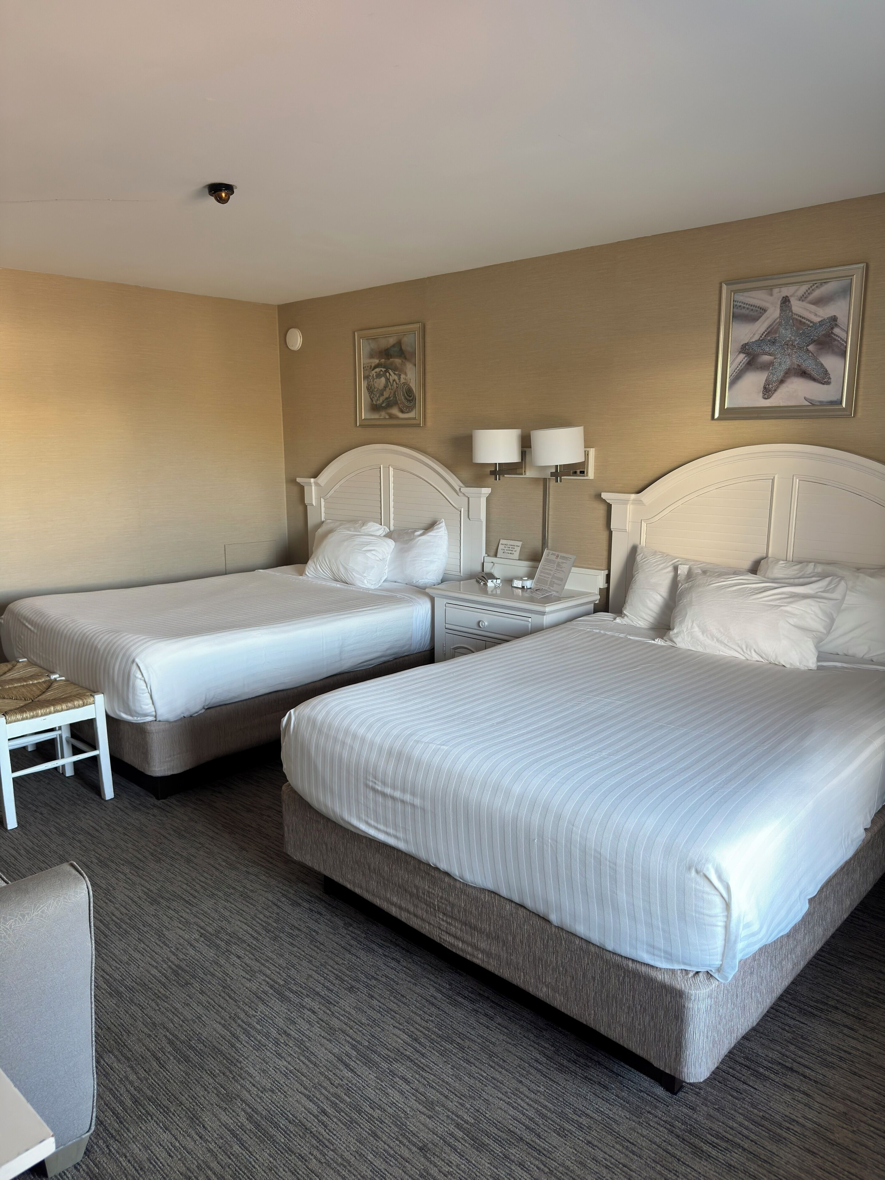 Työpöytä, ilmaiset vauvansängyt, ilmainen Wi-Fi, vuodevaatteet